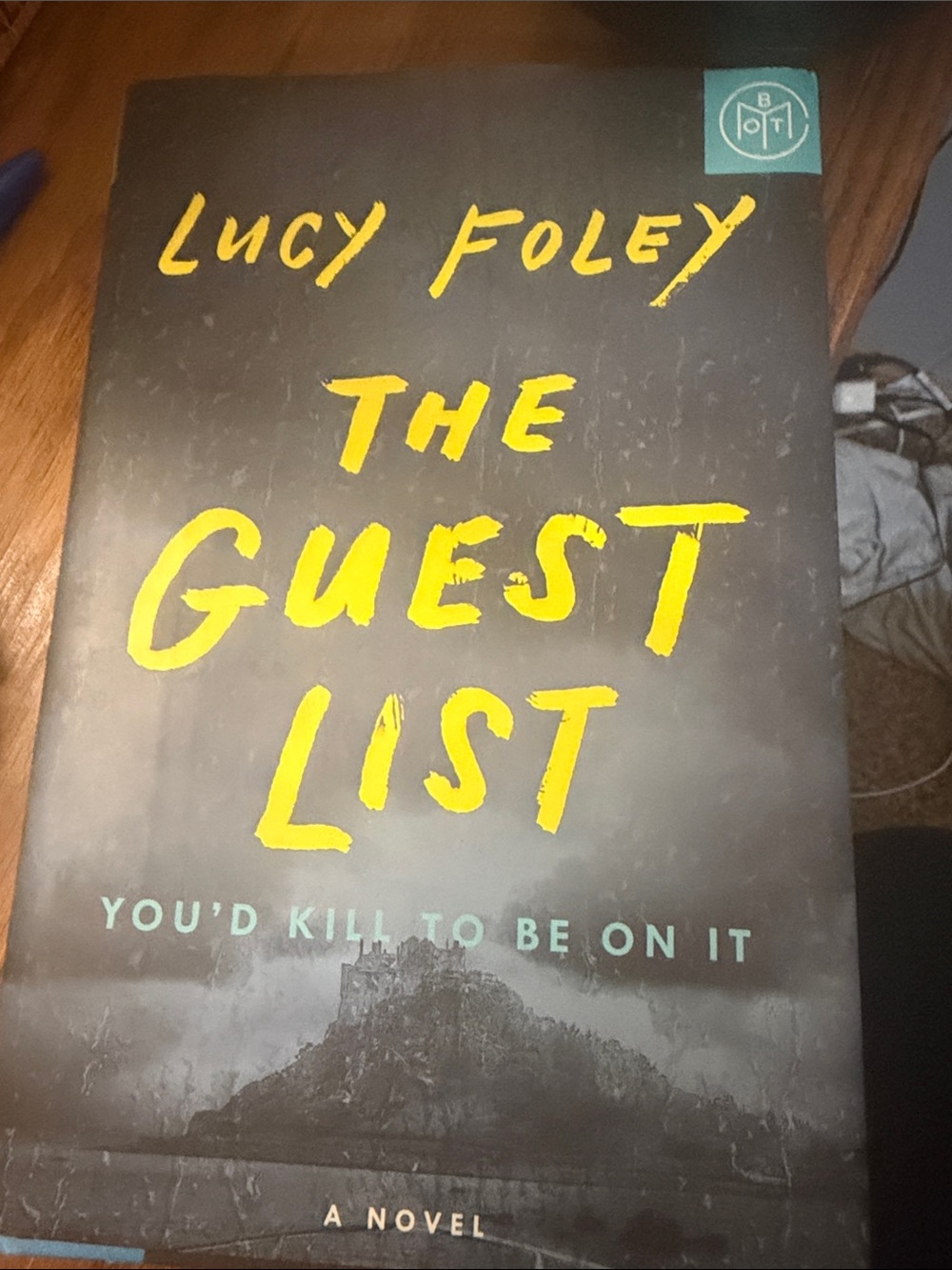 Lucy Foley - The Guest List (Yellow on Black Cover)